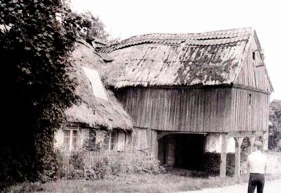 Czarno-biała fotografia domu podcieniowego