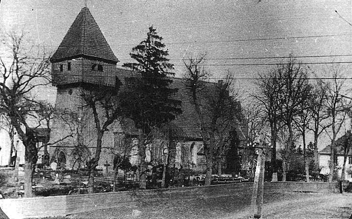 Przepełniony Kirchhof wokół kościoła w Königsblumenau późnojesienną porą